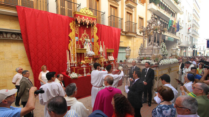 Momento en el que se inciensa la Custodia al paso del altar instalado en la calle Mora Claros, por la Asociación Asuncionista.