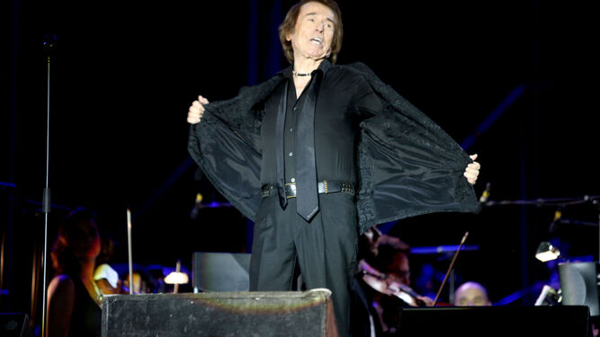 Raphael en acción durante su concierto del año pasado en Huelva.