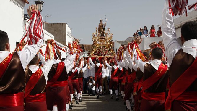 Danzantes ante la imagen del santo patrón alosnero durante su procesión por el pueblo.