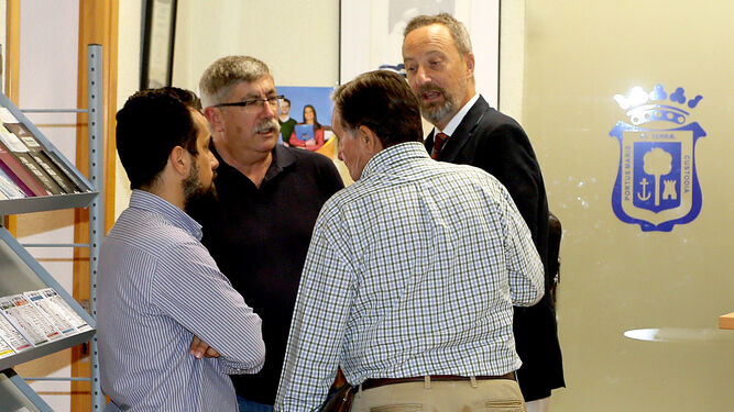Manuel Gómez conversa con otros representantes políticos antes de la reunión.