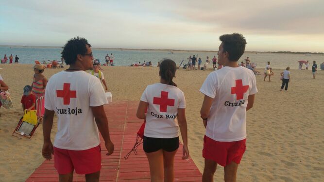 Tres integrante de la Cruz Roja en un día de trabajo.