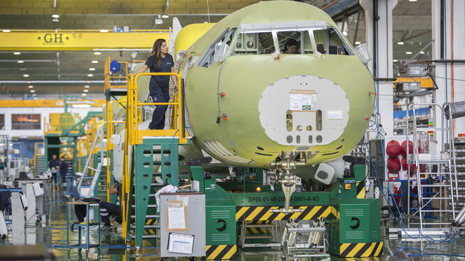 Montaje del avión en la planta sevillana de Airbus