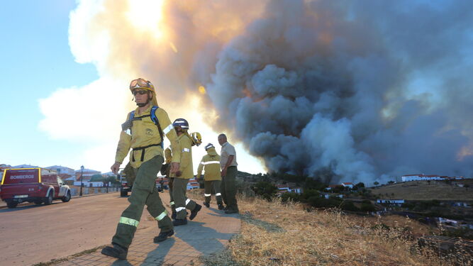 Un incendio forestal en Riotinto obliga a desalojar a 400 personas