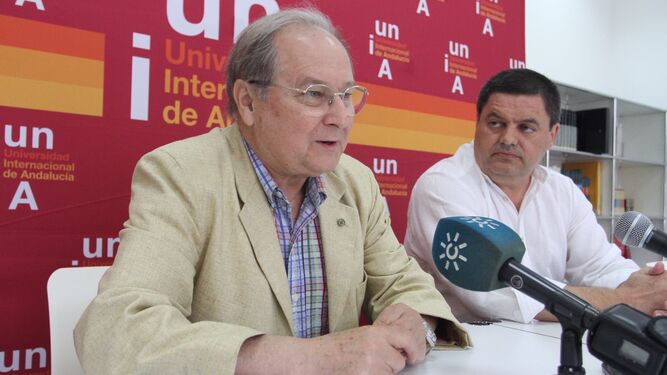 Pérez Mercader, junto al vicerrector de la UNIA, Agustín Galán.