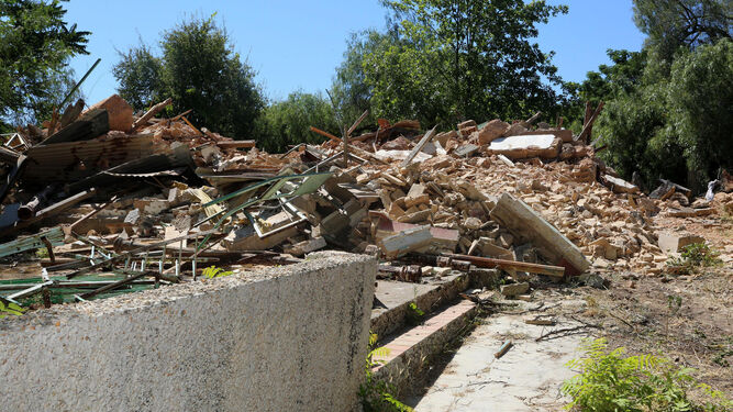 Una montaña de escombros es lo que quedaba ayer de la casa de los Duclós, tal y como muestra la imagen.