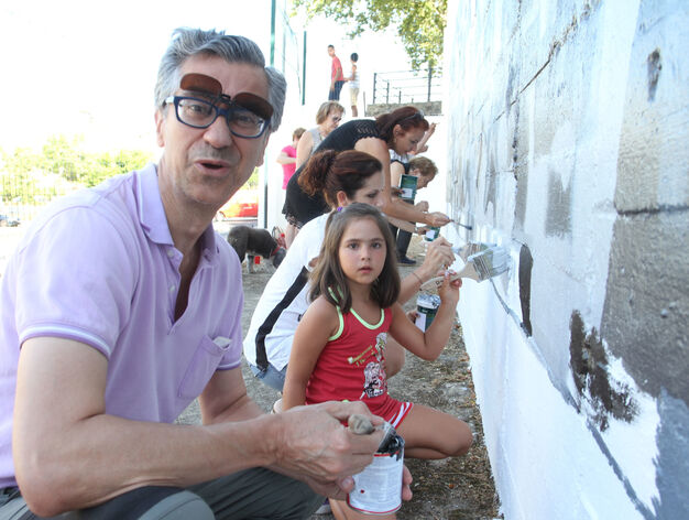 Aramburu y artistas pintan un mural en la Plaza Houston