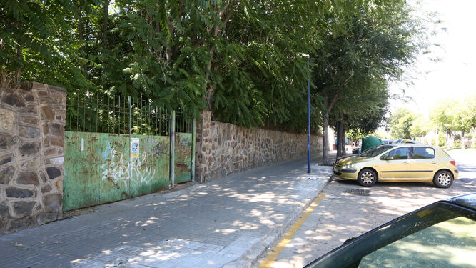 Entrada principal de la parcela, en la avenida Santa Marta.
