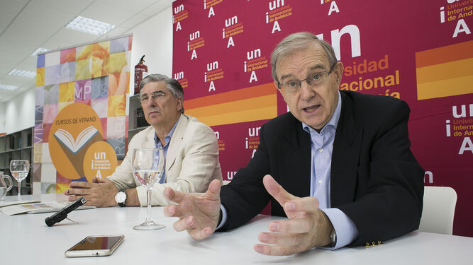 Fernando López Mora y el general Miguel Ángel Ballesteros, en rueda de prensa en la UNIA.