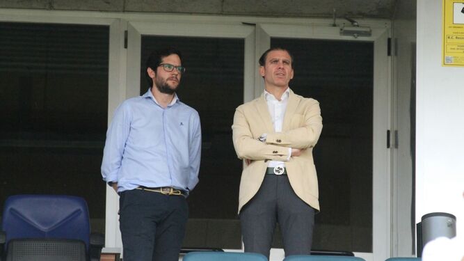 Carlos Hita y el abogado Ramón Valencia, ayer en el estadio.