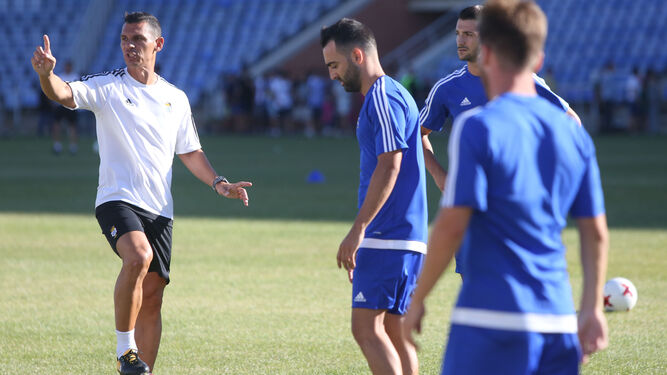 Javier Casquero da instrucciones a sus jugadores durante el entrenamiento vespertino de ayer.