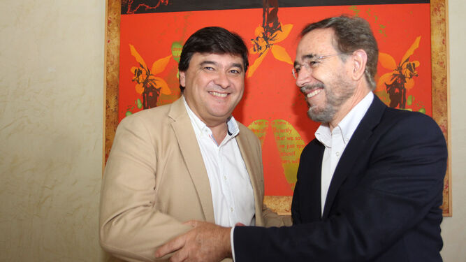 El alcalde de Huelva y el consejero de Fomento tras la firma del convenio
