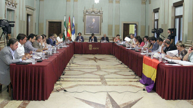 Los concejales de los diferentes grupos políticos durante el Pleno ordinario celebrado ayer en el Ayuntamiento de Huelva.