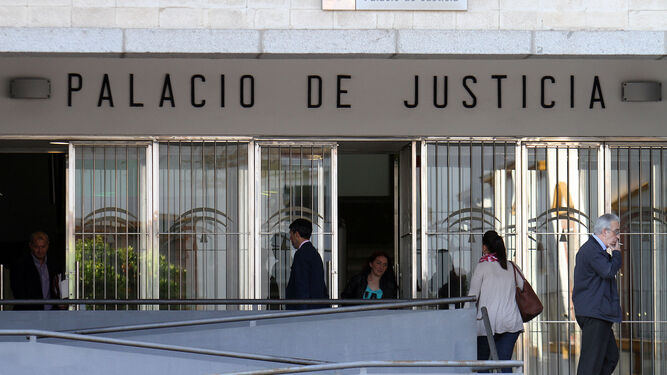 Entrada principal al Palacio de Justicia de Huelva.
