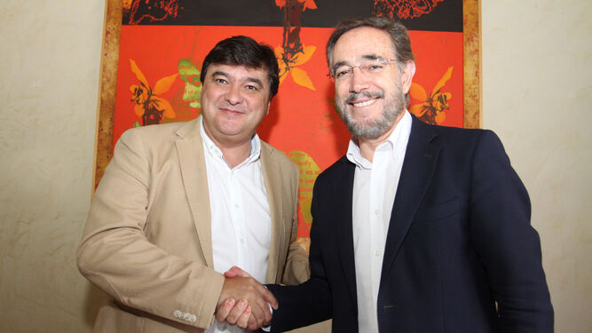 Gabriel Cruz y Felipe López en el Ayuntamiento después de la firma del acuerdo.