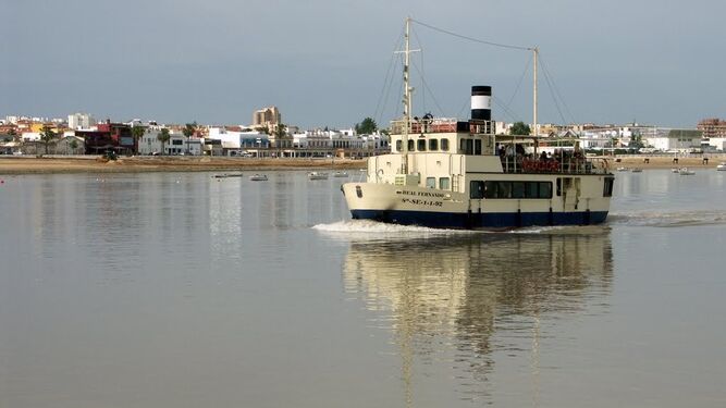 El buque 'Real Fernando' realiza un recorrido desde Sanlúcar por el Guadalquivir en Doñana.