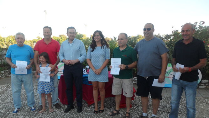El alcalde de Aracena, con representantes de los clubes beneficiados.