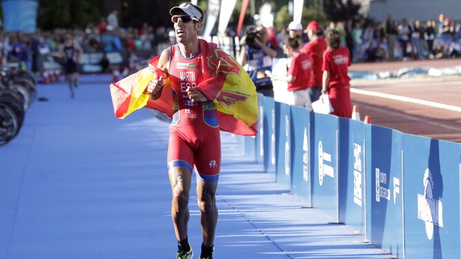 Emilio Martín, envuelto en la bandera de España, poco antes de cruzar la meta en el Mundial de Pontevedra 2014.