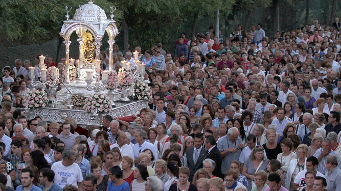Bajada de la Virgen de la Cinta acompañada de numerosos devotos onubenses.
