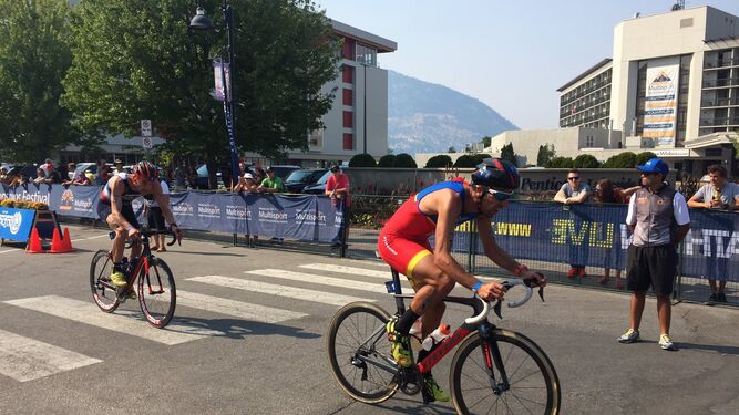 Emilio Martín lidera la competición seguido de cerca por el francés Nicolas, poco antes de acabar el tramo de ciclismo, ayer en la localidad canadiente de Penticton.