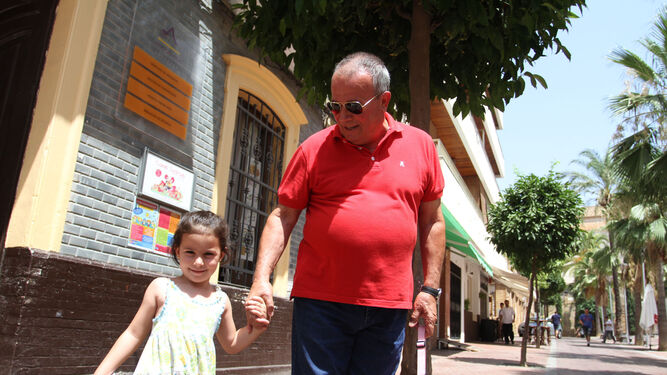 Miguel Ángel recoge a su nieta en la salida del cole de verano.