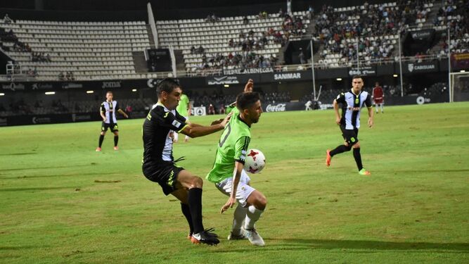 Antonio Domínguez se lleva la pelota ante un rival del Cartagena.