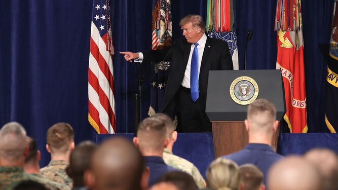El presidente de EEUU, Donald Trump, gesticula durante el discurso que pronunció en la base de Fort Myer (Virginia).