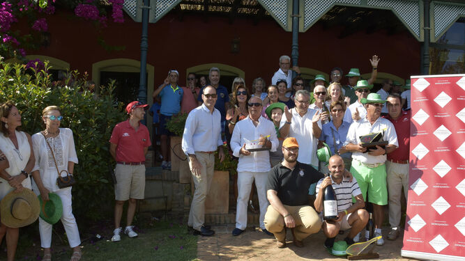Varios de los participantes en el torneo celebrado en Isla Canela posan con los premios obtenidos.