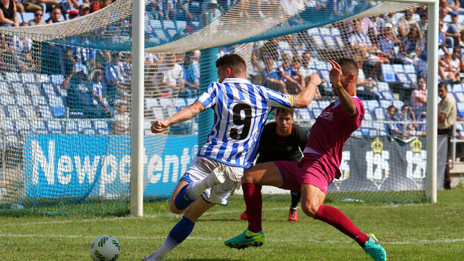 El delantero albiazul Iván Aguilar estará cuatro semanas apartado de los terrenos de juego; en la imagen se dispone a chutar a puerta en el choque de la pasada temporada ante el Jumilla.