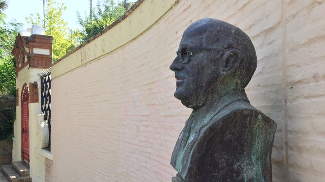 El busto de Diego Díaz Hierro en la plaza que lleva su nombre frente a los institutos Rábida y Diego de Guzmán y Quesada, donde fue profesor.