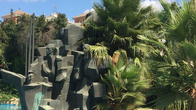 1. Aspecto actual del monumento, donde unas palmeras ocultan parte del mismo y varias figuras emblemáticas. 2. El monumento antes de ser cubierto por la vegetación. 3. La trasera está igualmente tapada.