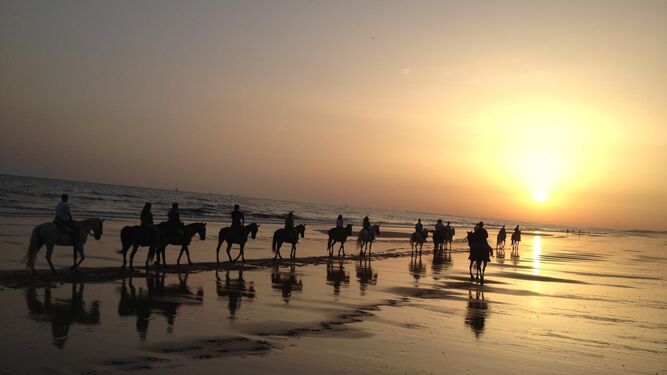 Una de las imágenes más bellas es la puesta de sol cuando se va a caballo por la misma orilla.