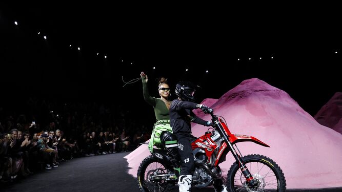 Rihanna salió a saludar en una moto de motocross.