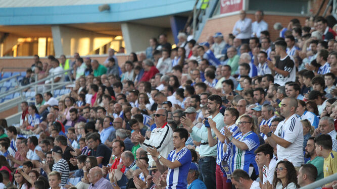 Una tribuna principal del Nuevo Colombino prácticamente llena aplaude a sus jugadores durante el encuentro del pasado domingo frente al Betis Deportivo.