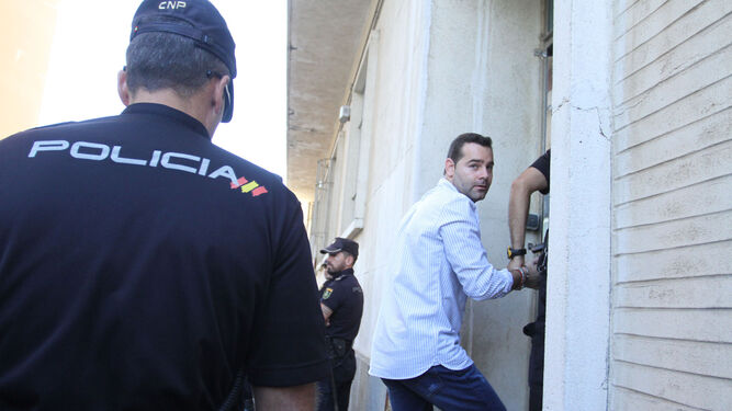 El presunto autor de los crímenes, Francisco Javier Medina, accede ayer a la sede judicial por la puerta de detenidos.