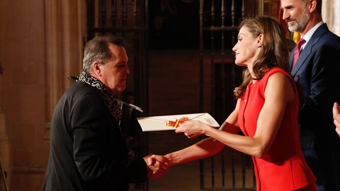Juan Cobos Wilkins recibe de la reina Letizia el galardón de Músicas Actuales en nombre de Martirio, ausente ayer.