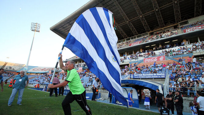 Aficionados del Decano hacen cola en las taquillas del estadio antes del encuentro frente al Real Murcia.