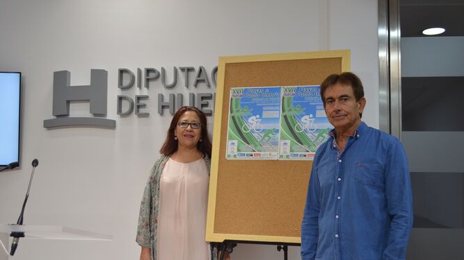 La alcaldesa de Punta Umbría, Aurora Águedo, junto al concejal de Deportes, Juan Iglesias.