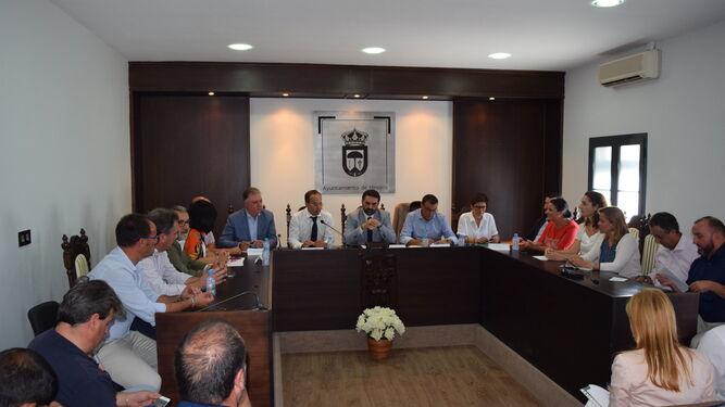 Reunión mantenida entre el consejero de Turismo y Deporte y los ediles de los municipios del entorno de Doñana.