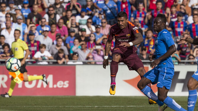 El centrocampista del Barcelona Paulinho dispara para marcar el gol de la victoria en Getafe.