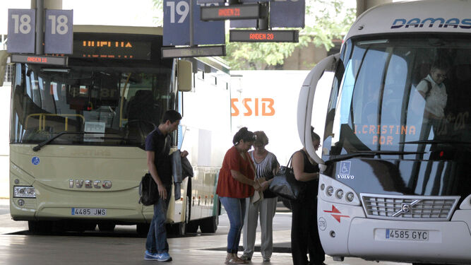Pasajeros esperan para subir al autobús en la estación de Damas.