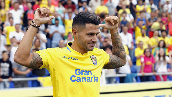 Vitolo señala su nombre en su camiseta de la UD Las Palmas el día de su presentación.