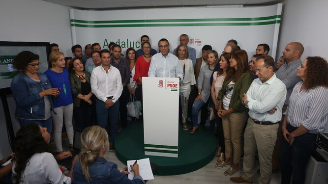 Caraballo, arropado por militantes y cargos públicos de su partido que le han apoyado en su carrera a revalidar el liderazgo del PSOE onubense.