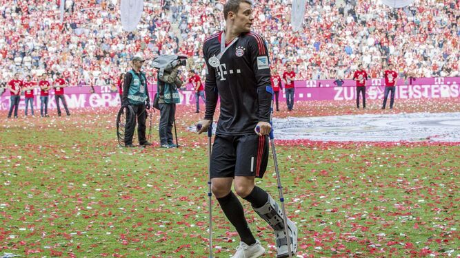 Neuer, con muletas, celebrando un título.
