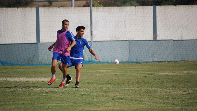 Gorka Santamaría lucha con su compañero Diego Jiménez por un balón durante el entrenamiento de ayer en la Ciudad Deportiva albiazul.