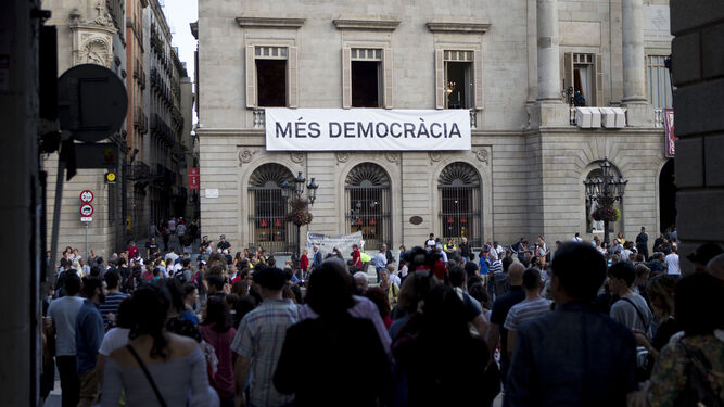 Cartel colocado por el gobierno de Colau en la fachada del Ayuntamiento de Barcelona.