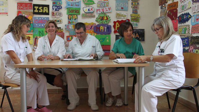 Luisa Cruz (segunda por la izquierda)en una reunión con sus compañeros de trabajo en el hospital Vázquez Díaz.