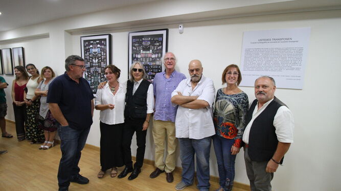 Los seis autores reunidos en Ustedes transponen, con el comisario de la sala, Juan Sande (derecha).