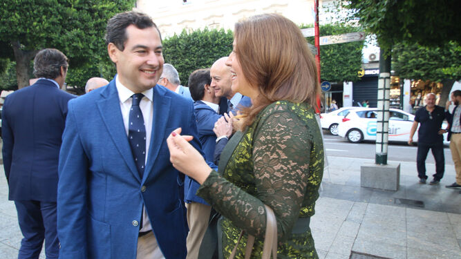 Juanma Moreno conversa con Carmen Crespo ayer en Almería.