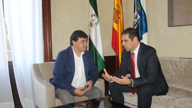 Gabriel Cruz y José Luis Ramos en el encuentro que ambos mantuvieron ayer en el Ayuntamiento.