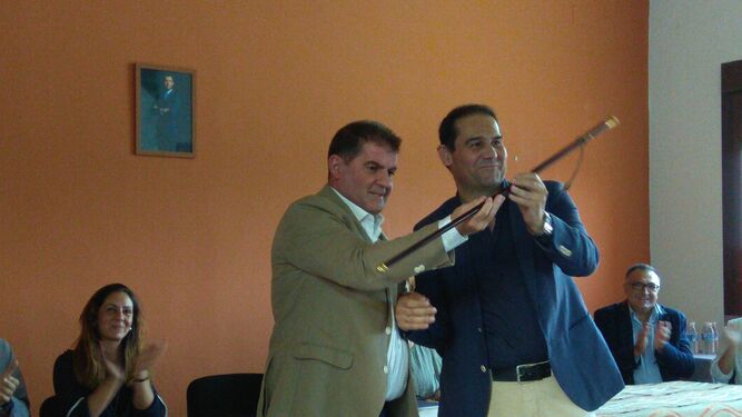 José Luis Ramos (derecha) le entrega el bastón de mando al nuevo alcalde.